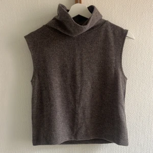 Grått pololinne - Jättesöt grå topp med polokrage från GinaTricot! Strl S och knappt använd, slutar 