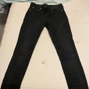 Säljer ett par svarta skinny jeans från GANT i modellen Carrie. De har en midwaist passform och är i bra skick. Finns vita sträck som har blivit så efter tvätt.