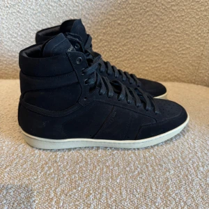 Saint Laurent high top sneakers - Riktigt fräscha high top sneakers från Saint Laurent (endast provade i butik) Extra skosnören ingår
