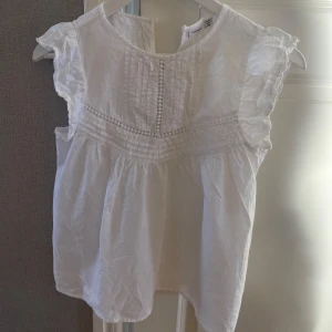 Vit blus från name it - Säljer denna söta vita blus från name it i storlek 152⭐️Endast använd fåtal gånger!