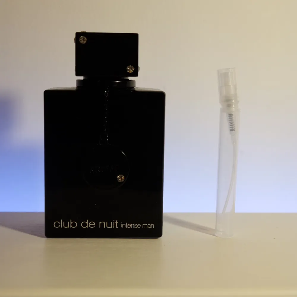 Säljer en 5ml sample av Club De Nuit Intense Man från Armaf. Läs Plickbeskrivning. Säljer många sampels i olika storlekar, bara att gå in på min sida.. Parfym.