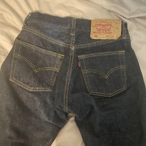 Levis jeans - Mörkblåa lågmidjade jeans ifrån Levis. Rak passform. 100% denim  Midja: 27 Längd: 32  Skulle säga att de är något små i storleken! Så passar kanske någon som är max 170 cm lång och har 25 i midja eller mindre!