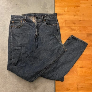 Levis 501 jeans mörkblå - Mörkblå jeans från Levis i modell 501. Passformen är regular och nypris är ca 1100kr. Hör av dig vid minsta lilla fundering så svarar jag så fort jag kan😁