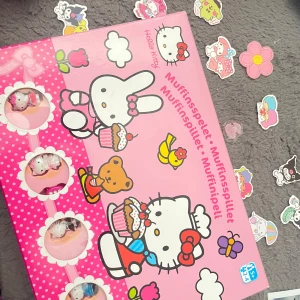 Hello Kitty Muffinspelet - Det här är ett supergulligt Hello Kitty Muffinspel! Förpackningen är rosa med vita prickar och har söta illustrationer av Hello Kitty och hennes vänner som håller muffins. Perfekt för barn som älskar att baka och leka med sina favoritkaraktärer. Spelet är för barn från 4 år och uppåt.