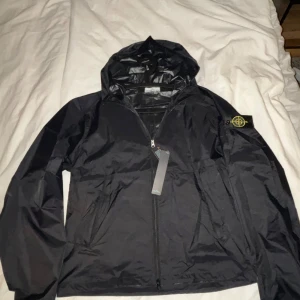 Svart Stone Island vindjacka - Säljer en svart vindjacka från Stone Island. Perfekt för hösten. Den passa inte mig så den är aldrig använd😮‍💨skriv dm om ni är intresserade😊