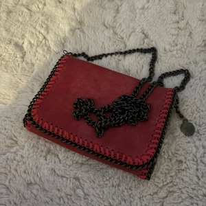Stella McCartney väska -vinröd - Superfin handväska i bra skick. Orginalpris ca 8.000kr!!