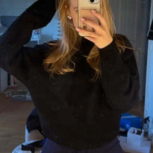 Svart stickad tröja - Mysig svart stickad tröja i oversized stil. Perfekt för kyliga dagar med långa ärmar och ribbade muddar. Passar både till vardags och mysiga hemmakvällar.
