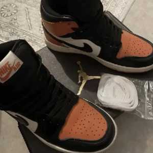 Nike skor  - Osäker om jag vill sälja dessa Nike Jordan, men kan tänka mig sälja vid bra pris.💖 dom är i strl 37 men passar 37-38✅ dessutom är dom knappt använda och väl omhändertagen. 🌟 ordinarie priset är 2100kr.