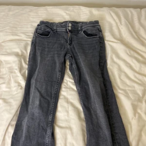 Gina jeans - Den är mjuk och skön. Den börjar bli lite kort på mig som är 163cm lång