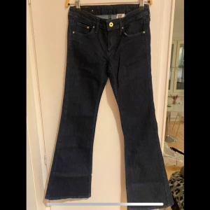 Mörkblå bootcut jeans från H&M - Säljer ett par snygga mörkblå bootcut jeans från H&M i storlek 26/30. De har en klassisk femficksdesign och är tillverkade i ett slitstarkt denimtyg. Perfekta för både vardag och fest! 🕺helt nya!
