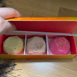 Lush Ippuku Dan badbomber - Säljer en trio av Lush Ippuku Dan badbomber. Perfekt för en avkopplande stund i badet. Varje badbomb har unika ingredienser inspirerade av traditionella japanska metoder. Kommer i en färgglad förpackning med tre olika dofter.