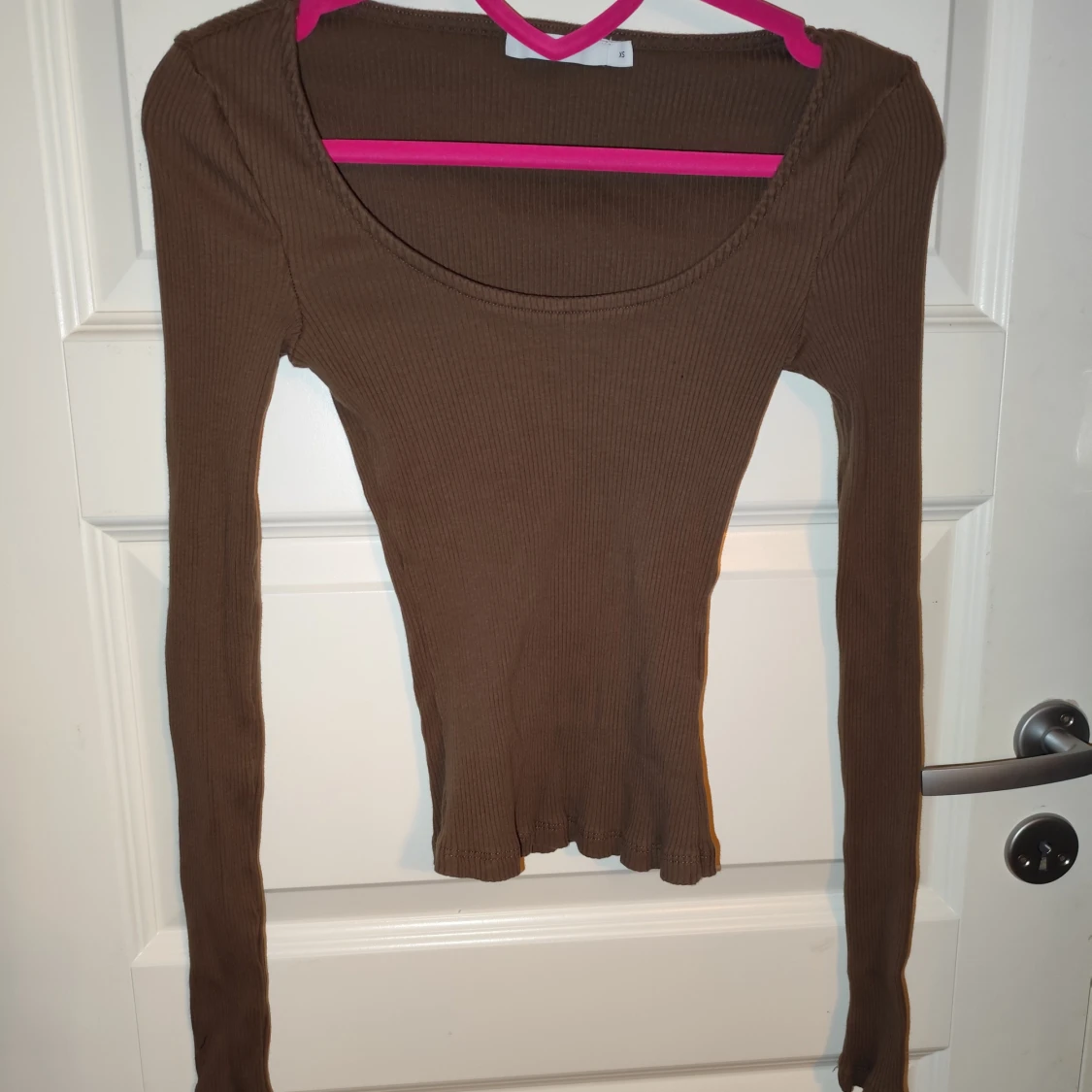 Brun ribbad topp från NA-KD