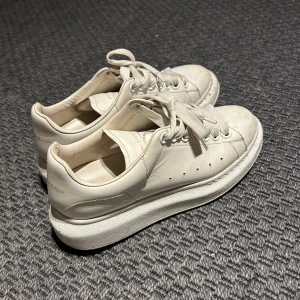 Alexander Mcqueen skor - Skor från Alexander mcqueen, i bra skick. Tyvärr är äktehetsbevis borttappat. Box och dustbag ingår