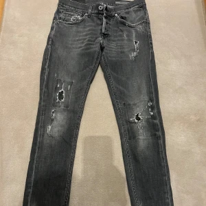 Dondup jeans - Dondup jeans modellen george skinny fit. Snygg design med hål i och jeansen är i bra skick. Storlek 30 men samma storlek på dem som mina 31 tycker jag. Nypris var 3299 om jag inte minns fel.