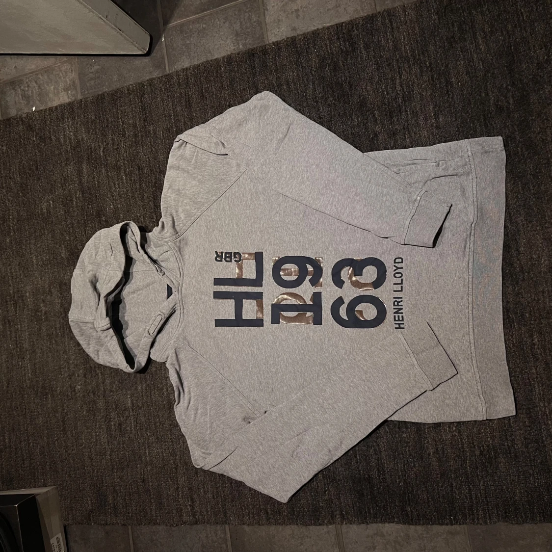 Grå hoodie från Henri Lloyd