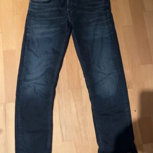 Mörkblå jeans från Replay - Säljer ett par mörkblå Replay Grover jeans i bra skick. De har en klassisk femficksdesign och är tillverkade i slitstarkt denim. Perfekta för både vardag och fest! 🕺köpt för 1800kr och mitt pris är 650kr. Storleken är 30/30. Pris kan också diskuteras