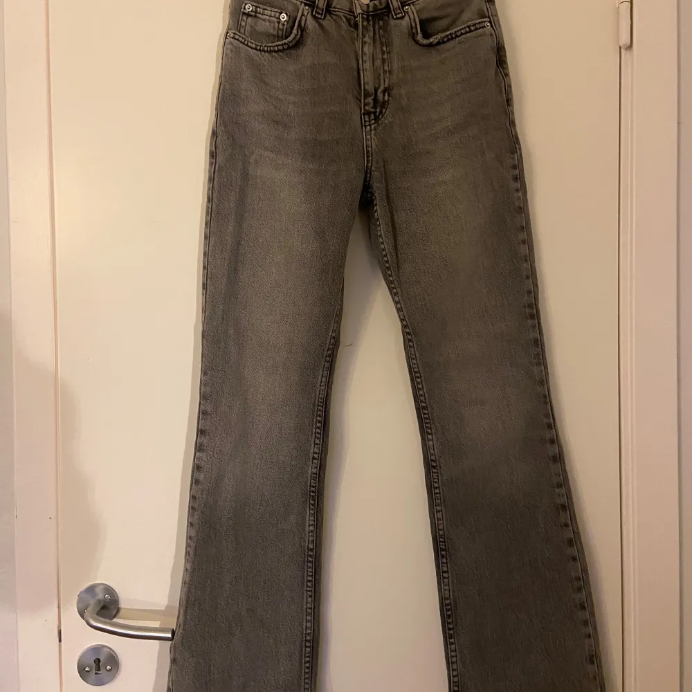 Säljer dessa superfina och sköna bootcuten jeansen från Gina då jag tyvärr inte får någon användning av dem. De är midwaist och är knappt använda så skicket är superbra.. Jeans & Byxor.