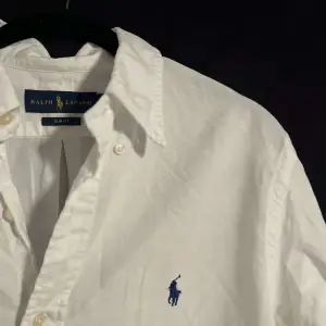 Tjena! Nu säljer vi denna snygga skjorta från Ralph Lauren! Bara höra av er vid minsta fundering!