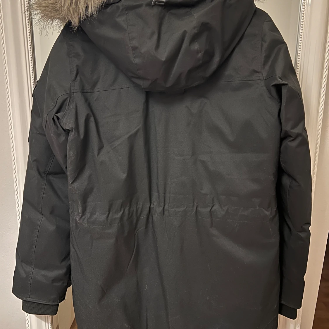 Svart parkajacka med pälsdetaljer - 90