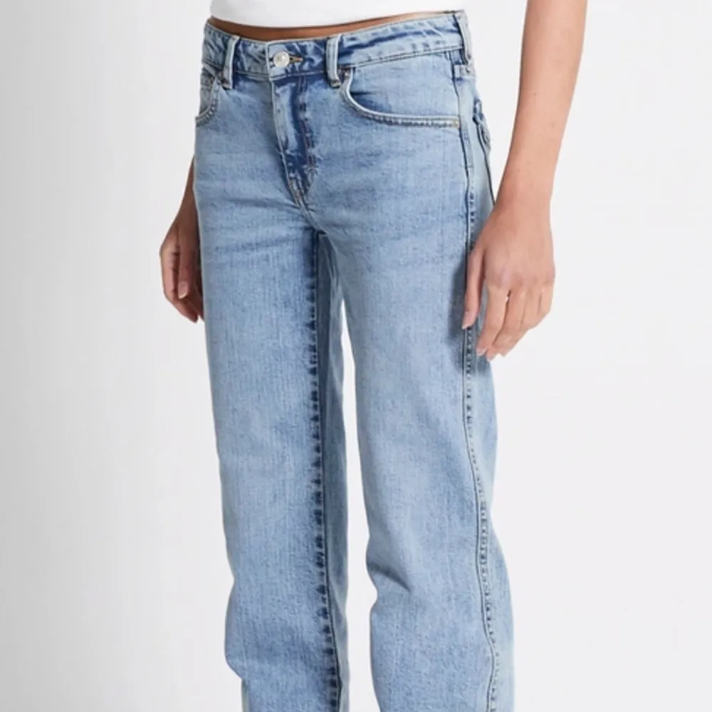 Säljer ett par snygga blå jeans i bootcut-stil. De är i bra skick förutom att de är lite trasiga vid vänster nedre benöppning (se slide 4)  Jeansen har en klassisk femficksdesign. Säljer då jag tyvärr inte använder de tyvärr inte längre. Köpta för 400 kr. Skriv om ni har några funderingar💛. Jeans & Byxor.