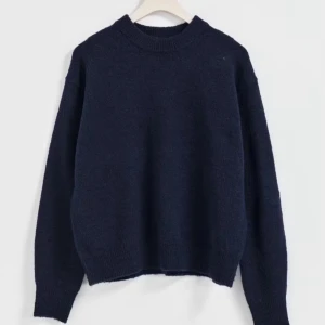 Snygg tröja till hösten!🍁💝 - Super fin mörkblå stickad ifrån Gina passar perfekt för en kall höst dag💓