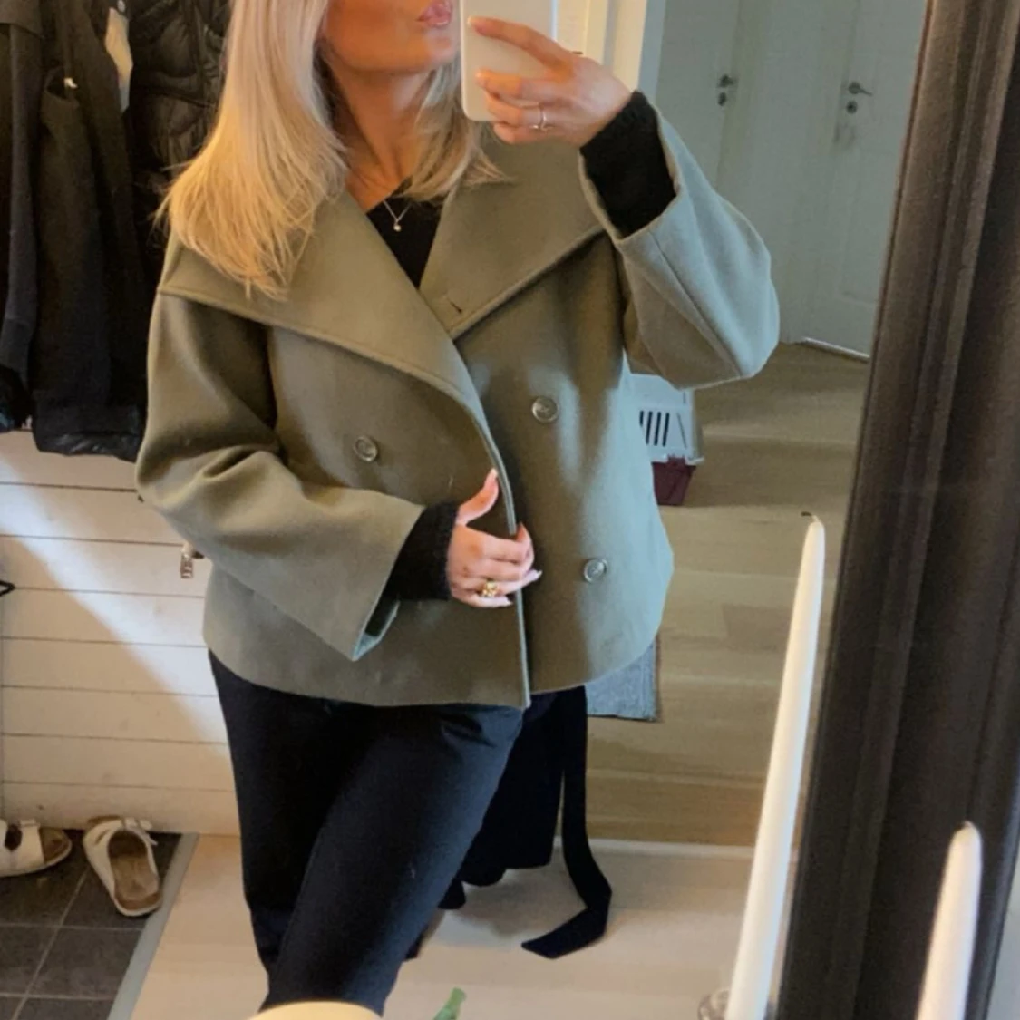 Grön kappa med dubbelknäppning