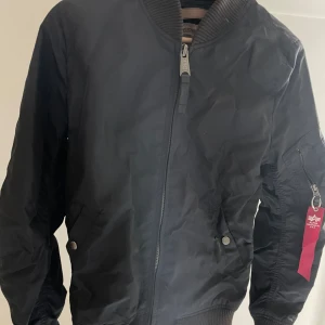 Svart bomberjacka från Alpha Industries - Jackan är i storlek xxs men passar även xs