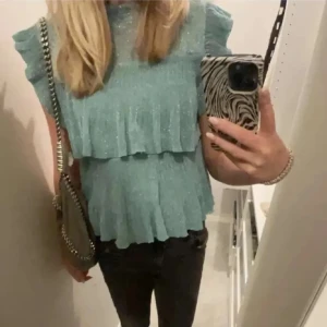 Zara fest topp - Säljer nu min glittriga topp från zara i nyskick! 
