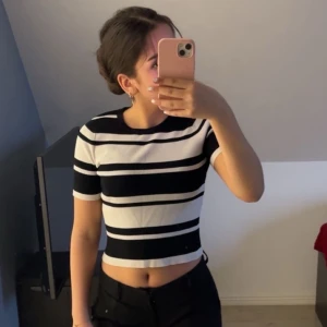 Randig t shirt  - Säljer denna snygga t shortsen ifrån Zara (knitwear) då den inte kommit till användning. Aldrig haft på så bra skick. Skriv om ni har frågor eller om fler bilder!🫶🏽