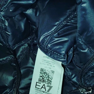 EA7 väst - Tjena säljer denna EA7 väst. Kmr lägga priset på 450 kr för att den är i otroligt bra skick och är väl behandlad. Priset kan diskuteras. Skriv om minst funderingen 