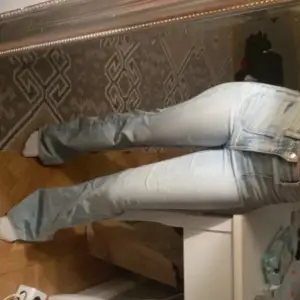 Jätte fina jeans i xs som passar S också och dom sitter jätte fint på mig som har S, lite smutsiga längst ner vid fötterna för jag råkat trampa på dom för dom är för långa. Jag är 160 💕