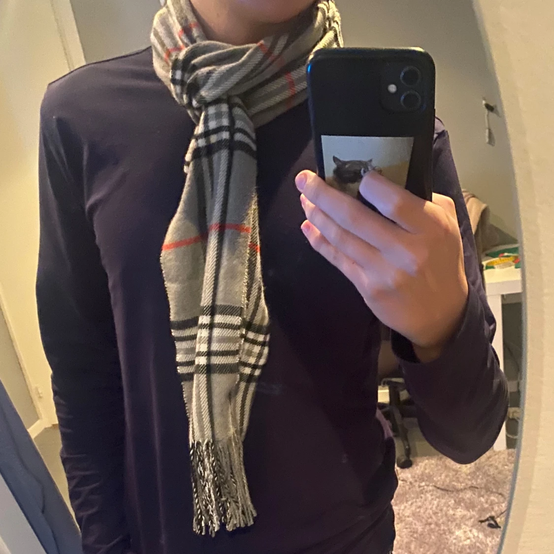 Rutig halsduk som liknar burrberry 