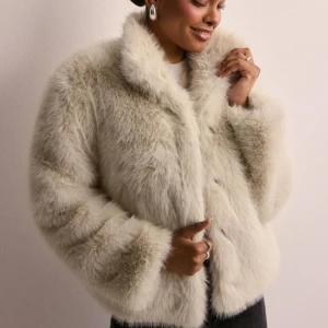 Pälsjacka från vero moda i storlek M - Fint skick, använd fåtal gånger. Nypris 900 kr.