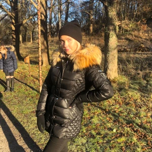 Vinterjacka, Rockandblue - Vinterjacka ifrån Rockandblue, storlek 38, mycket använd men väldigt bra skick, svart, snygg stil, bra material, köpt för över 3000kr 