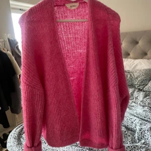 American vintage kofta - Superskön kofta från American vintage i strl xs/s som är använd Max 5 gånger. Så inga defekter och därför i superbra skick 🤩 köpte för 2000kr  Pris kan diskuteras 