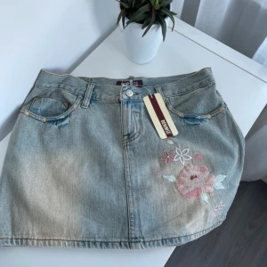 Denim kjol  - Jätte snygg denim vintage jeans kjol, använd två gånger så lappen är alltså inte kvar längre. Dragkedjan har hoppat ut och går att fixa men därför säljer jag den billigt😊