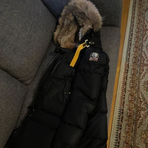  Parajumper long mbear  - Säljer en Parajumpers longbear i mycket bra skick. Använd en vinter. Väldigt varm så helt perfekt för kalla vinterdagar! 🙌🏼                                       Pris kan diskuteras.                                                 Kan även mötas upp i Stockholmområdet eller Helsingborg/höganäs. 