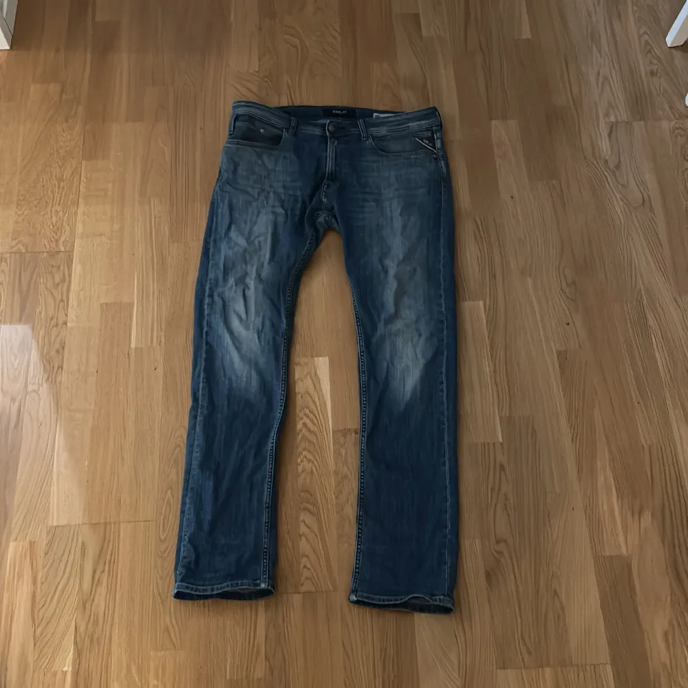 Säljer nu mina replay jeans som är i storleken 34:34 dom är använda ett fåtal gånger hör av er vid frågor. Jeans & Byxor.