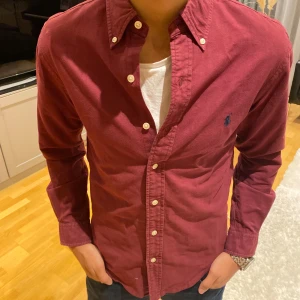 Fet vinröd skjorta från Ralph Lauren - Säljer denna feta skjorta från Ralph lauren, använd fåtal gånger och är i perfekt skick! 