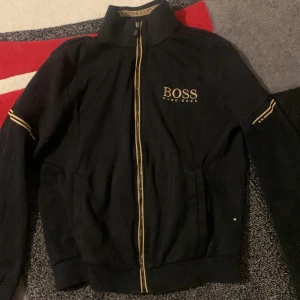 Hugo boss - Säljer nu min Hugo boss zip upp hoodie som jag inte längre använder. Den är i topp skick. 