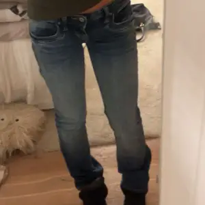 Säljer mina ltb jeans som inte kommer till användning då de tyvärr är en aning för korta för mig, använts fåtal gånger och har inga defekter alls! Köptes nyligen. Nypris 929kr💕 är 165 cm lång! Strl 26*30!! Säljer för 900 då dom äe i väldigt bra skick💕