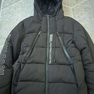 Hoodrich jacka - Jag säljer min jacka som nästan  aldrig är använd. Den säljs inte längre i butik (limted edition). Den har inga hål i sig. Den är i stolek XS men känns lite mer som en S/M. Säljer den för 800kr, köpt för 1600kr.