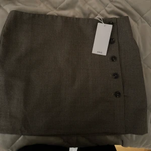 Rutig mango kjol - Snygg rutig mini kjol ifrån mango i storlek xs med lappen kvar. 