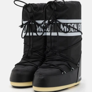 moon boots - köpta för ungefär två år sen för 1800kr använda max 3 gånger jätte bra skick syns inte att dom har använts och säljer för att jag ej använder dom