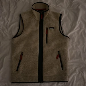 Beige fleeceväst från Patagonia - Säljer en supermysig beige fleeceväst från Patagonia i storlek S. Den har en dragkedja fram och två praktiska fickor med dragkedjor. Perfekt för lager-på-lager under höst och vår. Västen är i mycket bra skick och redo för nya äventyr! 🍂Västen är endast använd en gång, nyskick, köpt på nordkompaniet för 1400 mitt pris 1200.