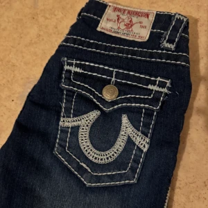 True religion jeans - Måtten är: Midja: 33cm Lår: 23cm Innerben: 76cm Från höft till fot: 96.5cm Ankel: 18cm Skrev: 20.5cm