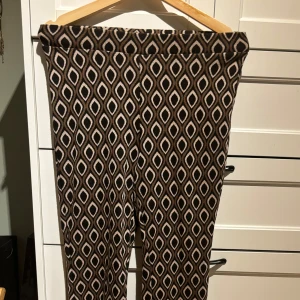 Mönstrade bootcutbyxor - Säljer dessa coola brallor!! Endast använda en gång till en skiva <3 lågmidjade och jättebekväma 