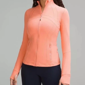 LULULEMON DEFINE JACKET - Säljer min define jacket i färgen aprikos,  det är jackan på första och andra bilden men mina bilder gör så den ser orange ut vilket den inte är utan den är aprikosfärgad 🤗 har använt mycket då jag älskar den men superfint skick ändå och utan några defekter alls!!🥰storlek 4 vilket passar Xs och S