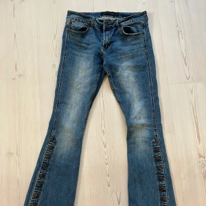 Jeans  - Jag är 168 cm och dem passar perfekt i längden för mig. Lågmidjade och använda några få gånger bara. Inga defekter förutom att fickorna på framsidan är lite sönder (men det är inget som syns på utsidan😊storlek 32 men passar på mig som är S/M. 