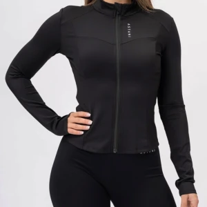 Astaniwear zip jacket - Helt oanvänd och kommer direkt från förpackningen med tags och allt! St xs men säljer pga att det sitter lite löst på mig som ofta har xs-xxs- passar mer någon som har s om man vill ha den mer åtsittande! Suuper fin! Köpt för 600 med frakt